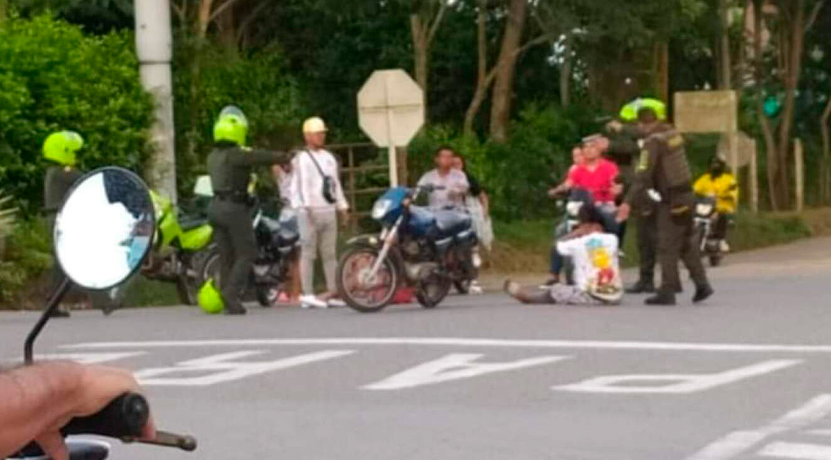 Revelan aterrador audio sobre el crimen de los jóvenes de Chochó La Fiscalía General de la Nación reveló un audio en el que se escucha a un presunto miembro de la Policía ordenar disparar a los tres jóvenes en Chochó, corregimiento del municipio de Sincelejo.