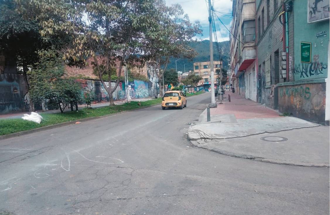 Riña Fatal en Santa Fe dejó un muerto En la zona del barrio Santa Fe que colinda con la parte trasera del Cementerio Central, la mañana de ayer se presentó una riña entre al menos 3 hombres que resultó en el homicidio de uno de los implicaos en la gresca. Aunque el herido alcanzó a ser trasladado a un centro asistencial cercano, falleció a causa de la fatal herida que le propinaron en las calles del barrio.