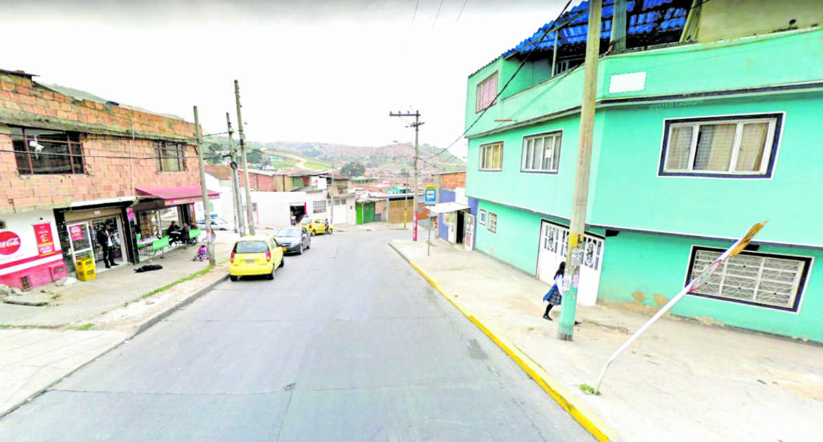 En Ciudad Bolívar: Sacaron a Luis de su casa para matarlo 2 En Ciudad Bolívar: Sacaron a Luis de su casa para matarlo ‘Murris’ se alejó rápidamente mientras la esposa de Luis Eduardo Durán Pacheco salía de la casa, donde habitaba con su marido de 33 años, solo para encontrar la terrible escena de su amado agonizando en la acera.