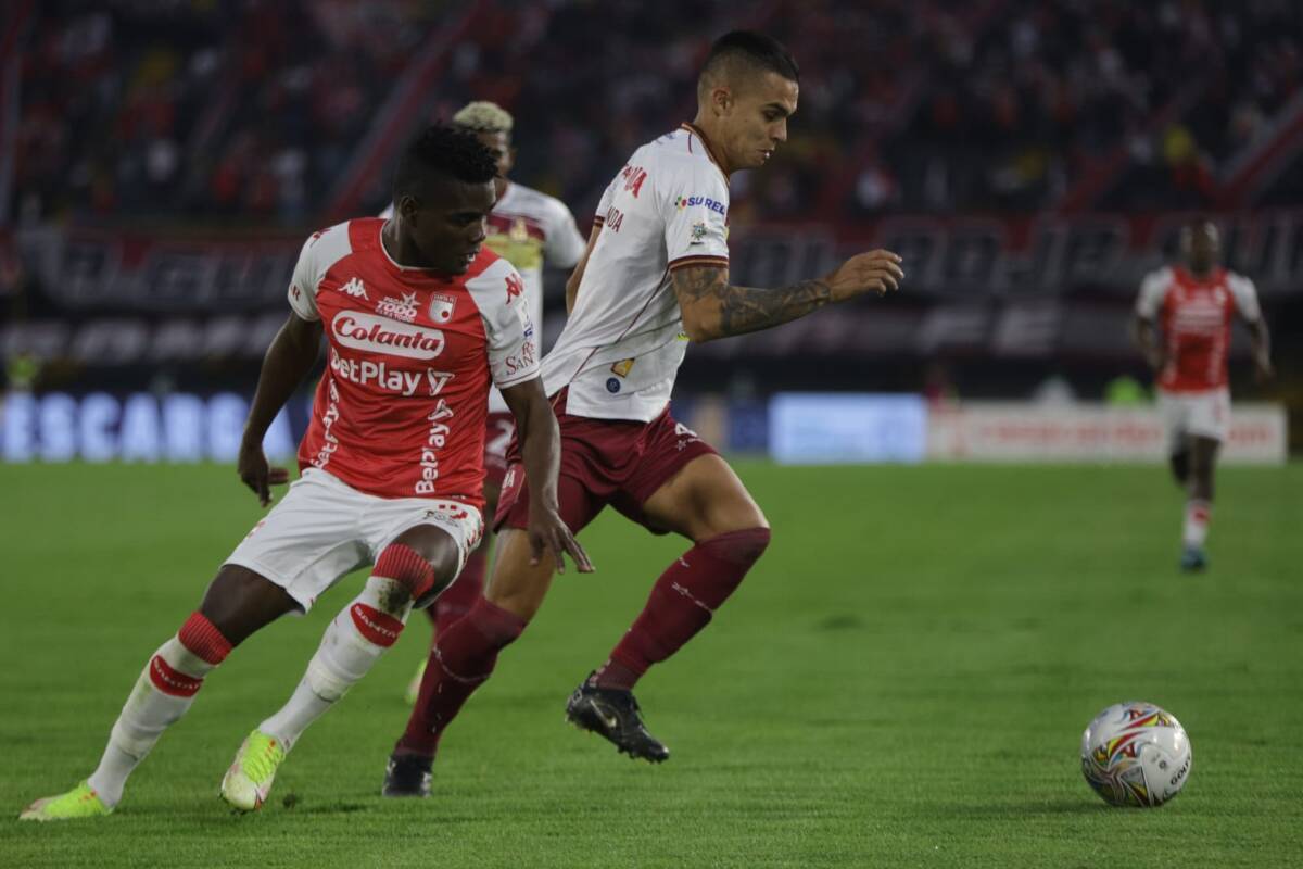 Al último minuto: Santa Fe superó al Tolima y es cuarto en la liga 1 Al último minuto: Santa Fe superó al Tolima y es cuarto en la liga Aunque el encuentro pintaba para un empate en la jornada 7 de la Liga BetPlay, entre Santa Fe y Tolima, como todo un súper héroe apareció Halod Rivera al minuto 90 y marcó el 2-1 para la victoria de Los Cardenales.