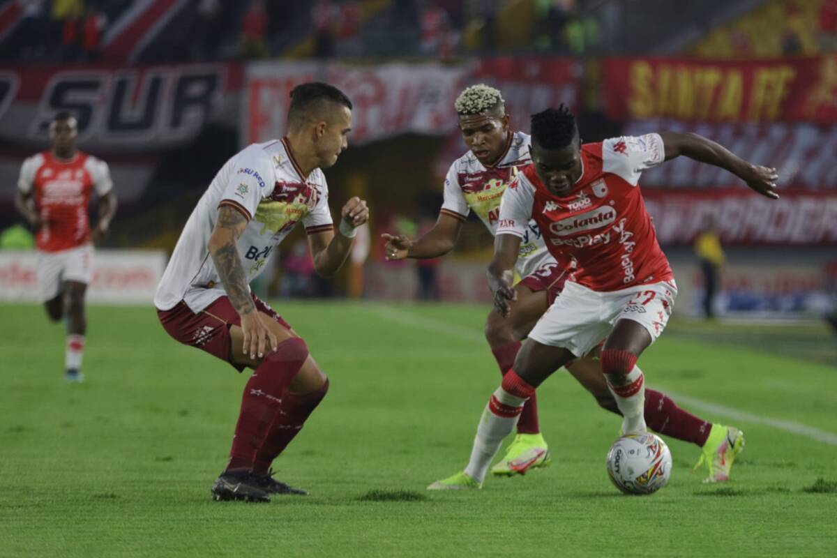 Al último minuto: Santa Fe superó al Tolima y es cuarto en la liga 2 Al último minuto: Santa Fe superó al Tolima y es cuarto en la liga Aunque el encuentro pintaba para un empate en la jornada 7 de la Liga BetPlay, entre Santa Fe y Tolima, como todo un súper héroe apareció Halod Rivera al minuto 90 y marcó el 2-1 para la victoria de Los Cardenales.