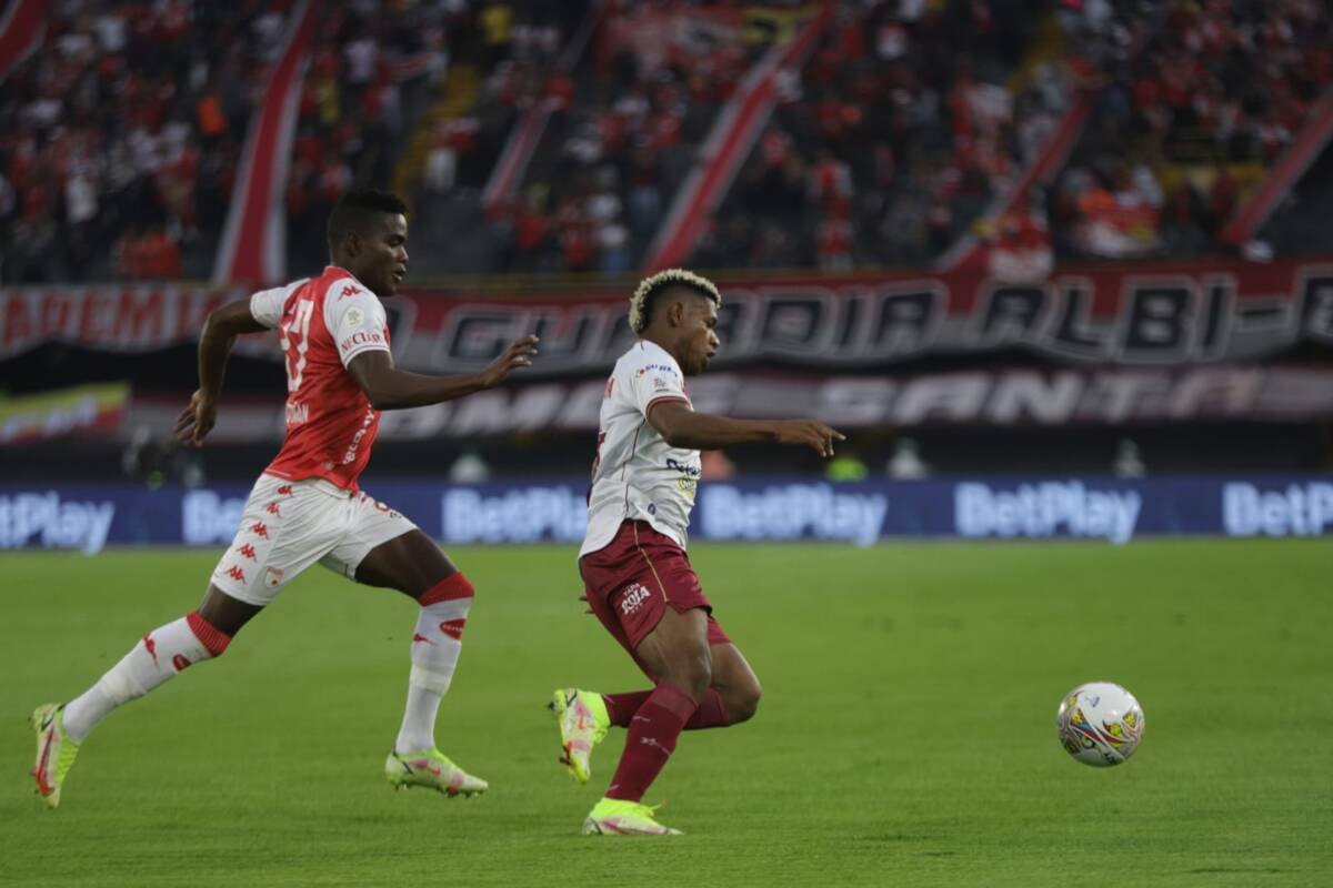 Al último minuto: Santa Fe superó al Tolima y es cuarto en la liga 4 Al último minuto: Santa Fe superó al Tolima y es cuarto en la liga Aunque el encuentro pintaba para un empate en la jornada 7 de la Liga BetPlay, entre Santa Fe y Tolima, como todo un súper héroe apareció Halod Rivera al minuto 90 y marcó el 2-1 para la victoria de Los Cardenales.