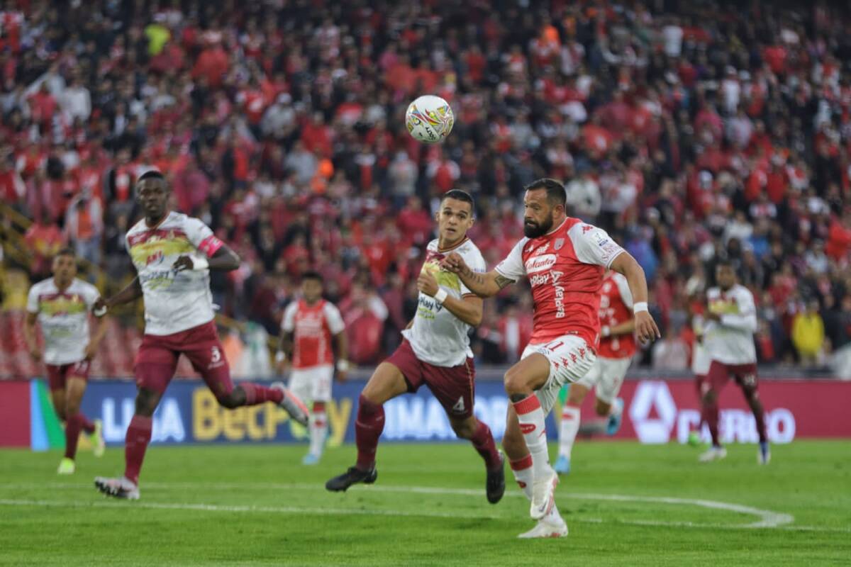 Al último minuto: Santa Fe superó al Tolima y es cuarto en la liga Aunque el encuentro pintaba para un empate en la jornada 7 de la Liga BetPlay, entre Santa Fe y Tolima, como todo un súper héroe apareció Halod Rivera al minuto 90 y marcó el 2-1 para la victoria de Los Cardenales.