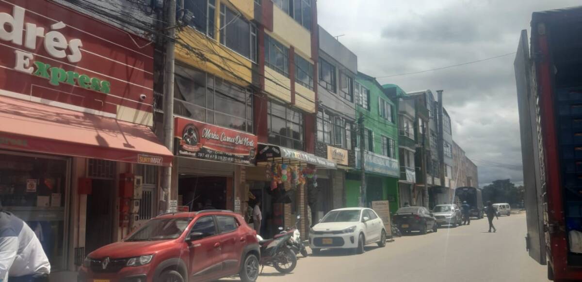 Se conocen detalles de la riña a bala de esposos en Suba Un aire de conmoción y tristeza soplaba ayer por una cuadra comercial del barrio San Carlos Tibabuyes, en la localidad de Suba, en reacción a la muerte violenta de un reconocido vecino y comerciante, cuya familia tiene una tienda al lado de la casa donde fue hallado muerto al lado de su pareja sentimental. Ella también se encontraba gravemente herida y sobrevivió a pesar de haber recibido un disparo en su cabeza.