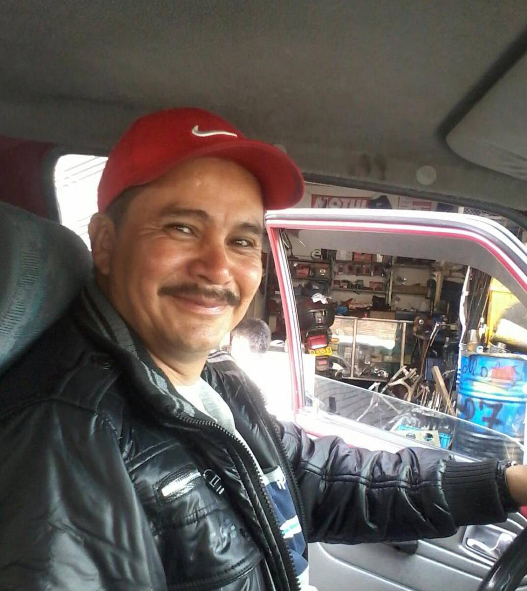 Se conocen detalles de la riña a bala de esposos en Suba Un aire de conmoción y tristeza soplaba ayer por una cuadra comercial del barrio San Carlos Tibabuyes, en la localidad de Suba, en reacción a la muerte violenta de un reconocido vecino y comerciante, cuya familia tiene una tienda al lado de la casa donde fue hallado muerto al lado de su pareja sentimental. Ella también se encontraba gravemente herida y sobrevivió a pesar de haber recibido un disparo en su cabeza.