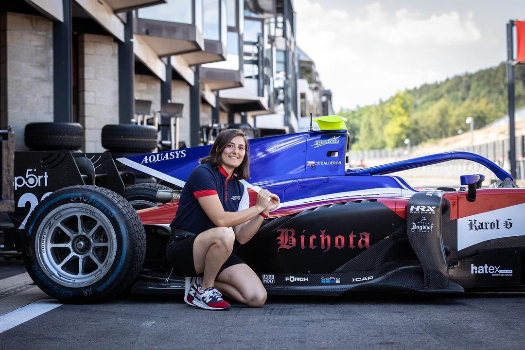 Tatiana Calderón correrá en la Fórmula 2 gracias a Karol G Tatiana Calderón, la piloto colombiana de automovilismo que en el 2019 corrió la Fórmula 2 con el equipo BWT Arden y que se convirtió en la primera y única mujer en participar en dicha categoría, volverá a esta competencia gracias al apoyo de la artista paisa Karol G.