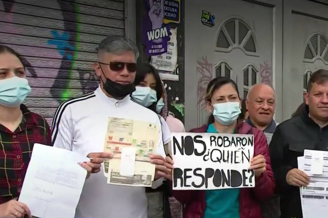 Trabajadora de corresponsal bancario estafó a más de 100 personas en Bogotá Los habitantes de los barrios Quiroga y Olaya, al sur de Bogotá, denunciaron en las últimas horas que la mujer que supuestamente trabajaba en el corresponsal bancario se desapareció con toda la plata de los recibos.