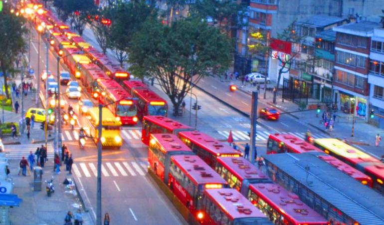 ¡Ojo! Hay trancón en la calle 63 por accidente de TransMilenio En las últimas horas, se presentó un fuerte accidente entre un articulado de TransMilenio y un transeúnte en el carril exclusivo de la estación calle 63, por lo que se han generado trancón en esta zona de la ciudad. 