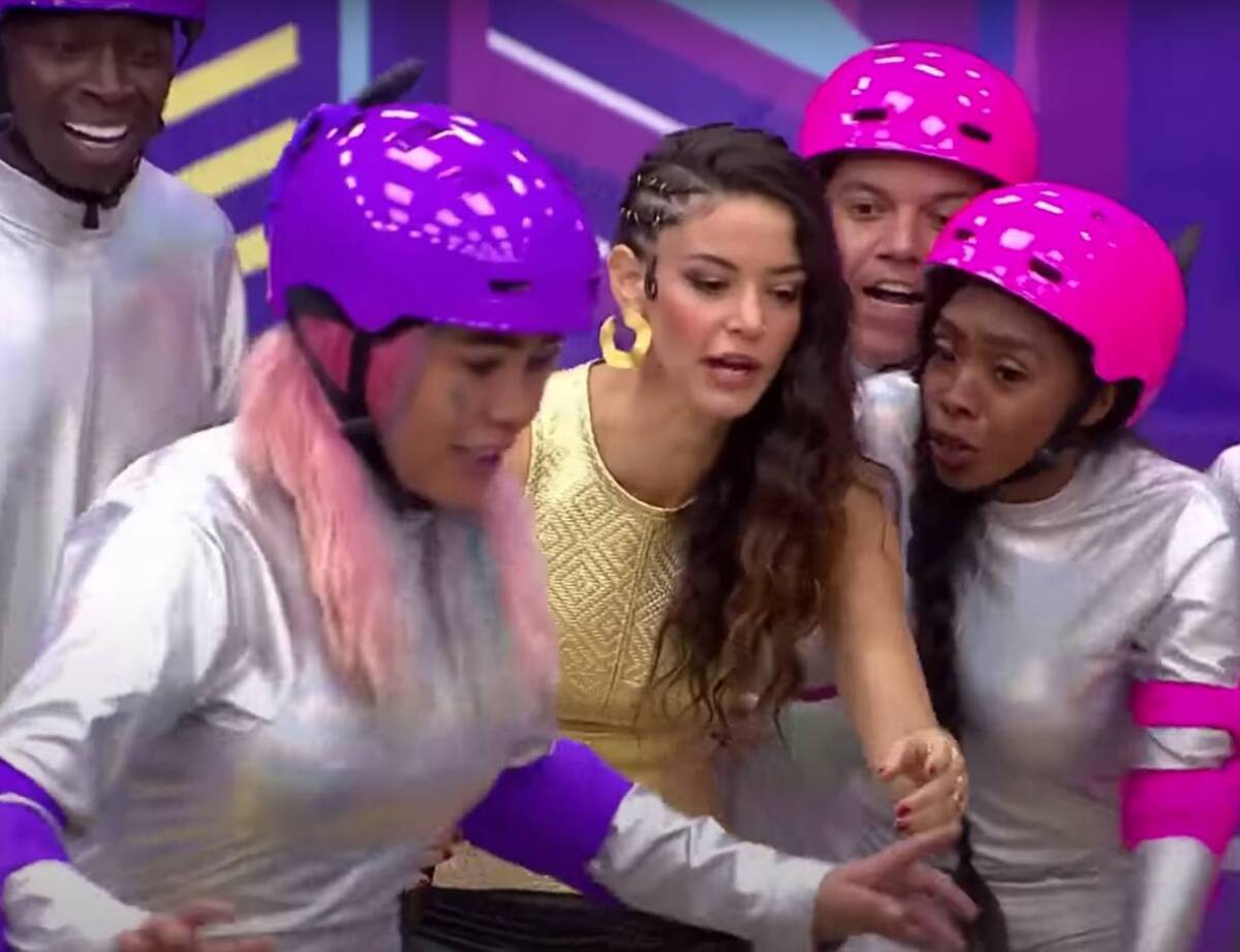 Lluvia de críticas a Yina Calderón por su mala actitud en reality En el primer capítulo del programa 'Duro contra el mundo', que se estrenó el pasado sábado 20 de agosto por el canal RCN, la influencer y empresaria de las fajas, Yina Calderón, protagonizó una mala actitud por la presencia de Karen Sevillano. Tanta era su molestia que terminó renunciando al programa.