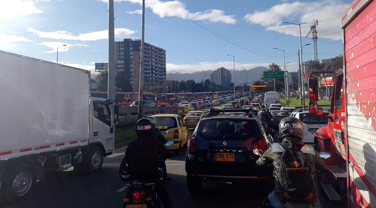 Muerte de peatón provoca monumental trancón en la Calle 26 Un monumental trancón volvió a ser el protagonista en la mañana de la capital. A la altura de la calle 26 con Carrera 69, sentido occidente - oriente, se presentó un accidente de tránsito que desafortunadamente terminó en fatalidad.