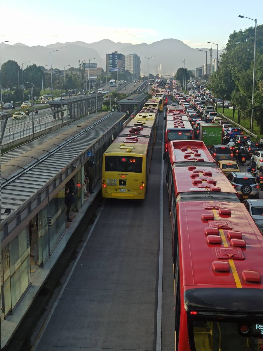 Muerte de peatón provoca monumental trancón en la Calle 26 Un monumental trancón volvió a ser el protagonista en la mañana de la capital. A la altura de la calle 26 con Carrera 69, sentido occidente - oriente, se presentó un accidente de tránsito que desafortunadamente terminó en fatalidad.