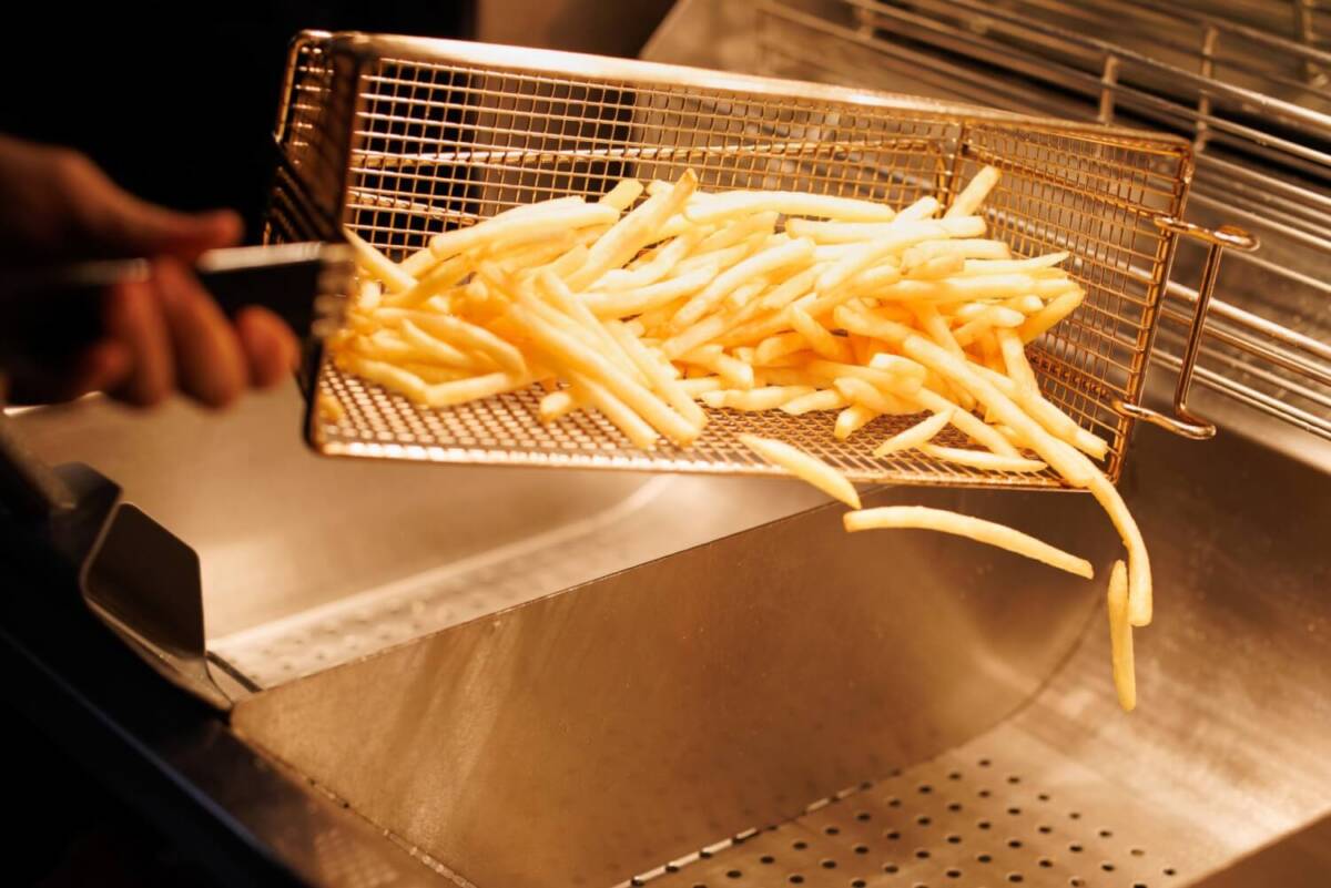 Mesero terminó baleado por entregarle comida fría a un cliente Un empleado de un McDonald's de New York se encuentra entre la vida y la muerte tras recibir un disparo durante un altercado con un cliente y su madre tras una discusión porque las&nbsp;papas&nbsp;fritas&nbsp;estaban frías, informaron este miércoles la policía y un diario.