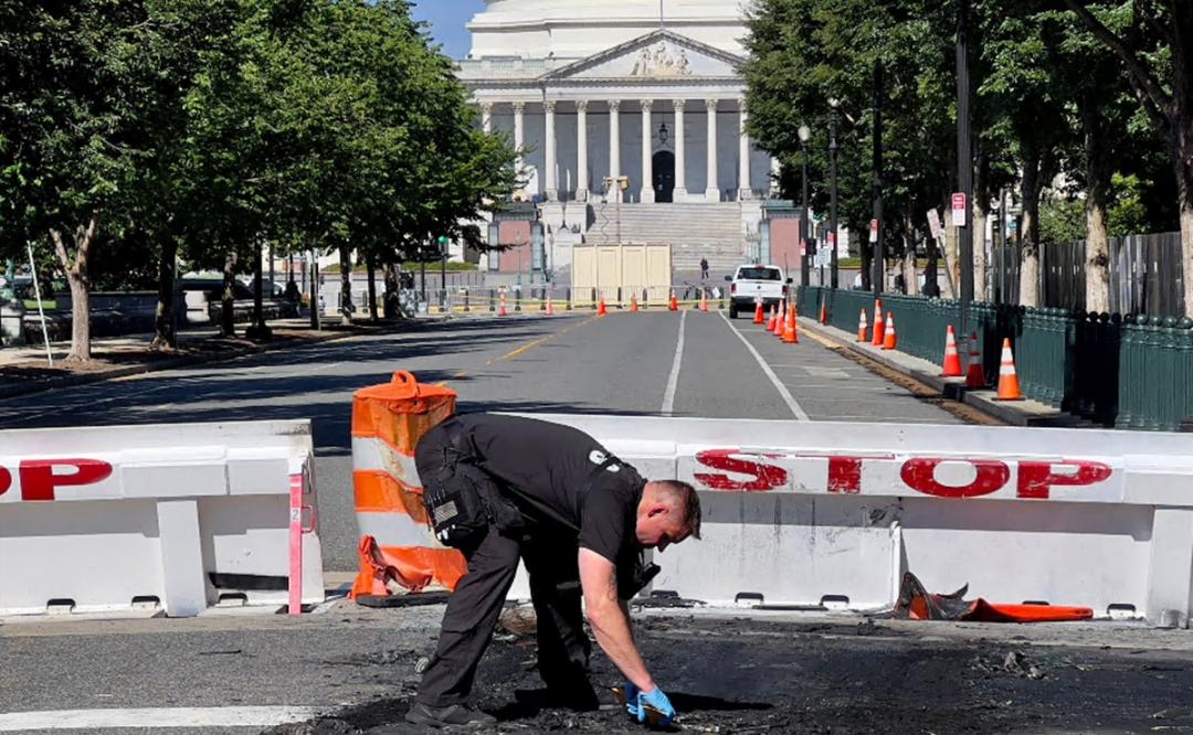 Un hombre se suicidó tras chocar su carro contra una barricada del Capitolio y disparar al aire 1 Un hombre se suicidó tras chocar su carro contra una barricada del Capitolio y disparar al aire Un hombre se suicidó con un arma de fuego tras chocar su auto contra una barricada del Capitolio de Estados Unidos, en Washington DC, y disparar varias veces al aire.
