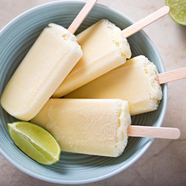 Aprenda a hacer paletas de limón: una dulzura muy ácida En esta receta los protagonistas son la leche y el limón. Solo son tres ingredientes que debe mezclar, congelar y listo.&nbsp;