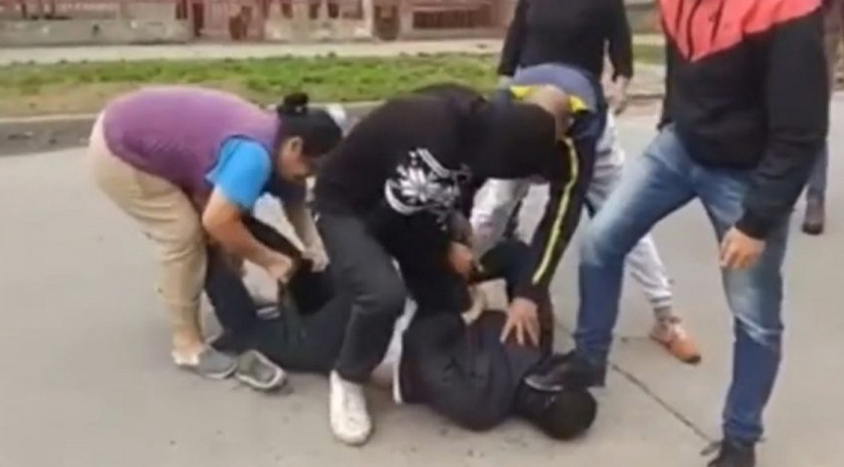 ¡Casi lo linchan! Vecinos en Bosa agarraron a un pillo que habría robado más de 100 celulares Los vecinos del barrio Paraíso de la localidad de Bosa, al suroccidente de Bogotá, decidieron tomar justicia por su propia mano, luego de emboscar a un pillo que tenía en su poder más de 100 celulares robados.