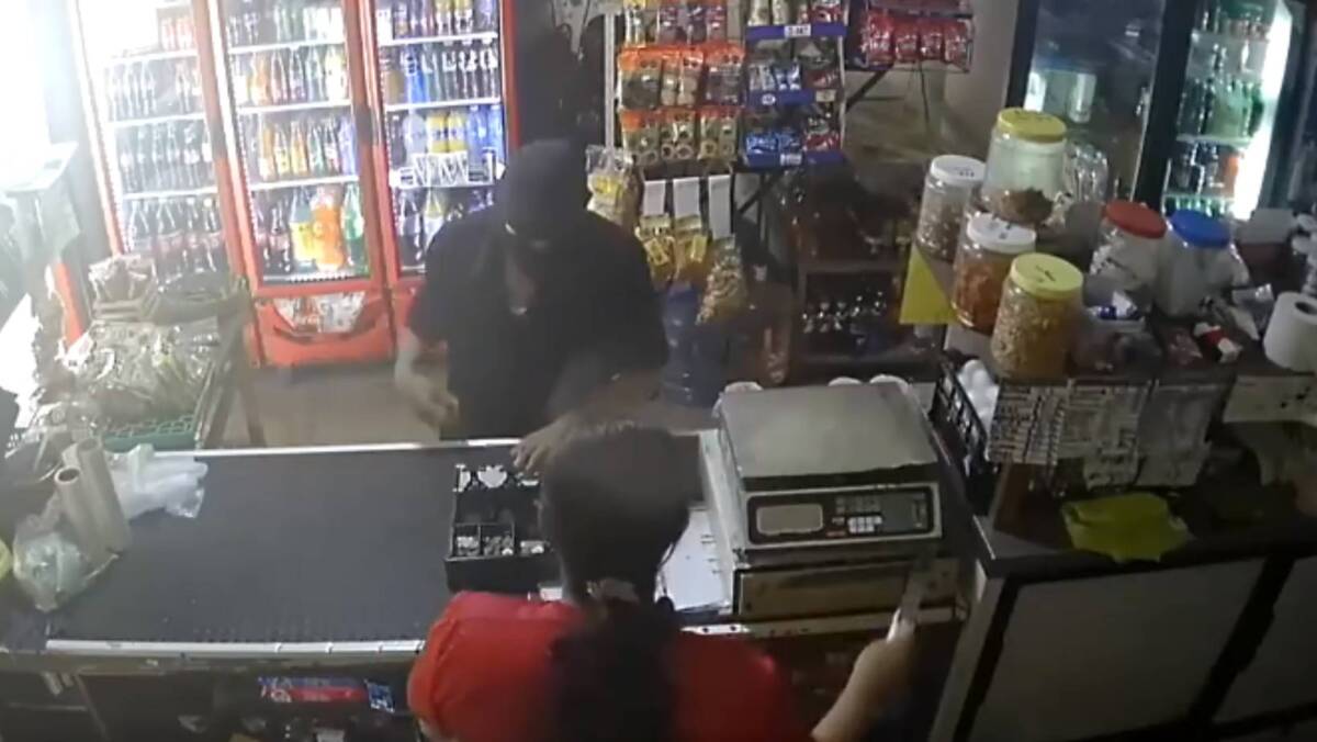 EN VIDEO: Vendedora le dio tremendo golpe a ladrón que la estaba atracando 4 EN VIDEO: Vendedora le dio tremendo golpe a ladrón que la estaba atracando En las cámaras de seguridad de un local comercial quedó registrado cuando la vendedora del lugar golpeó a un pillo que la estaba atracando.