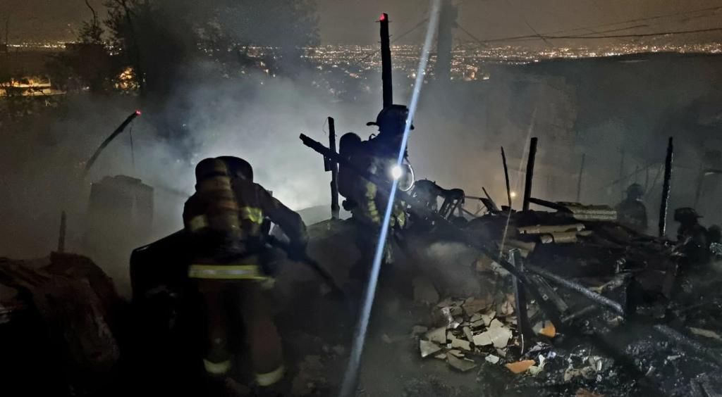 Voraz incendio en Ciudad Bolívar consumió 15 viviendas y dejó 39 damnificados 1 Voraz incendio en Ciudad Bolívar consumió 15 viviendas y dejó 39 damnificados En las horas de la noche de este lunes, se presentó un terrible incendio que terminó consumiendo 15 viviendas del barrio San Rafael de la localidad de Ciudad Bolívar.