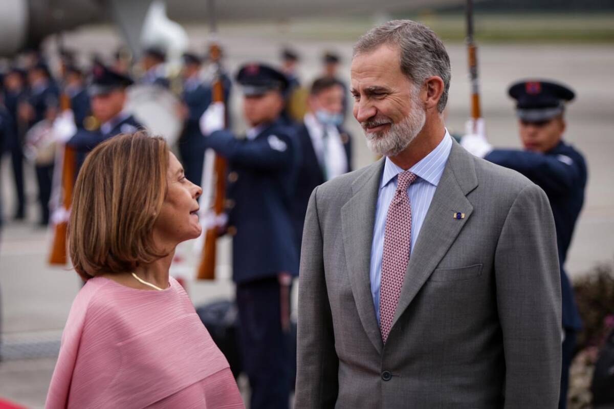 El Rey Felipe VI de España llega a la posesión de Gustavo Petro Acompañado por el ministro de Asuntos Exteriores, Unión Europea y Cooperación, José Manuel Albares y el Jefe de la Casa de SM el Rey, Jaime Alfonsín, llega a Bogotá el Rey de España.