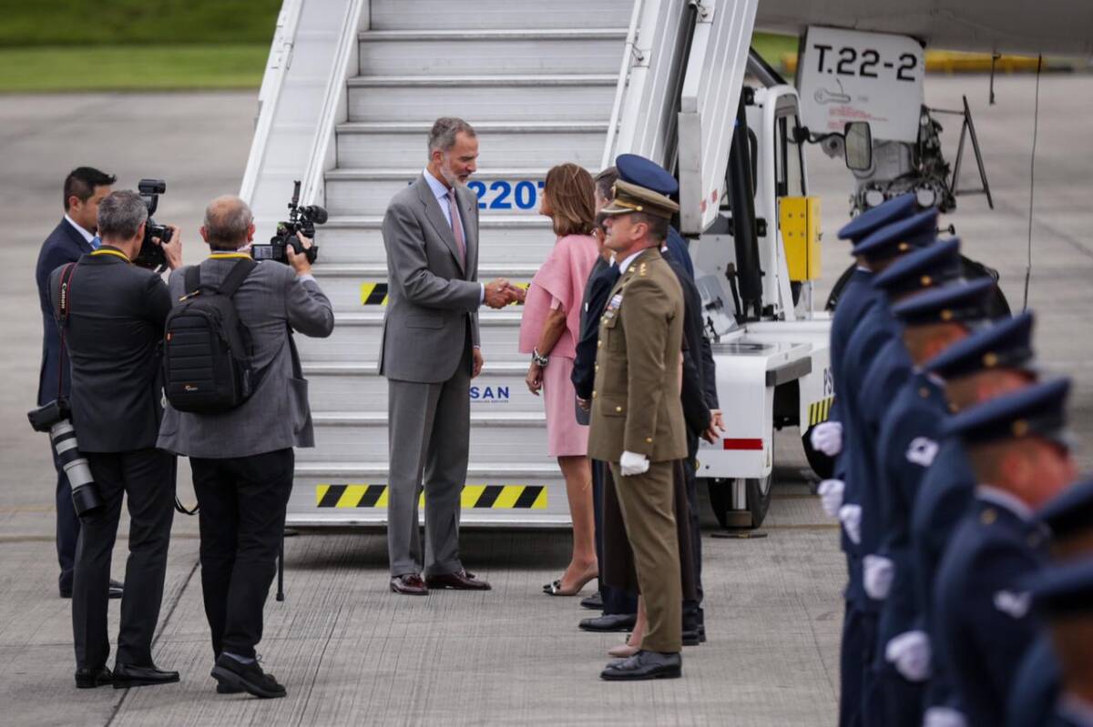 El Rey Felipe VI de España llega a la posesión de Gustavo Petro Acompañado por el ministro de Asuntos Exteriores, Unión Europea y Cooperación, José Manuel Albares y el Jefe de la Casa de SM el Rey, Jaime Alfonsín, llega a Bogotá el Rey de España.
