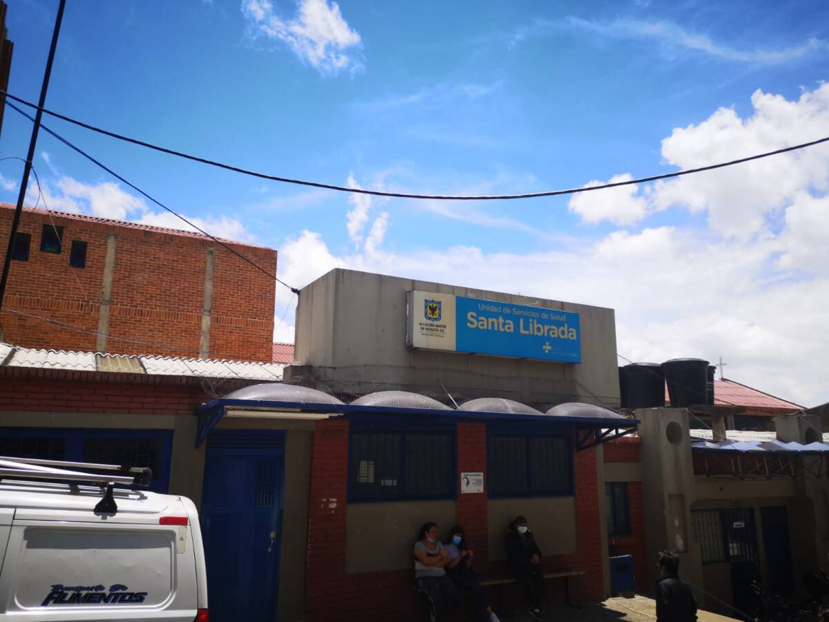 Puñalada mortal en Santa Librada El hombre que fue identificado como Jhon Fredy Losada Ruiz de 37 años, quien recibió una puñalada en la axila izquierda, por lo que según indicaron las autoridades, fue trasladado por la misma comunidad en un taxi hasta el Cami de Santa Librada, ubicado en la Carrera 9B con Calle 75 Sur.