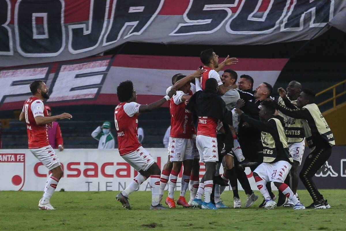 Santa Fe sigue subiendo en la tabla de posiciones, derrotó 2-1 a Patriotas 4 Santa Fe sigue subiendo en la tabla de posiciones, derrotó 2-1 a Patriotas Estes sábado 27 de agosto, Santa Fe empató con Patriotas de Boyacá por la jornada nueve de la Liga.