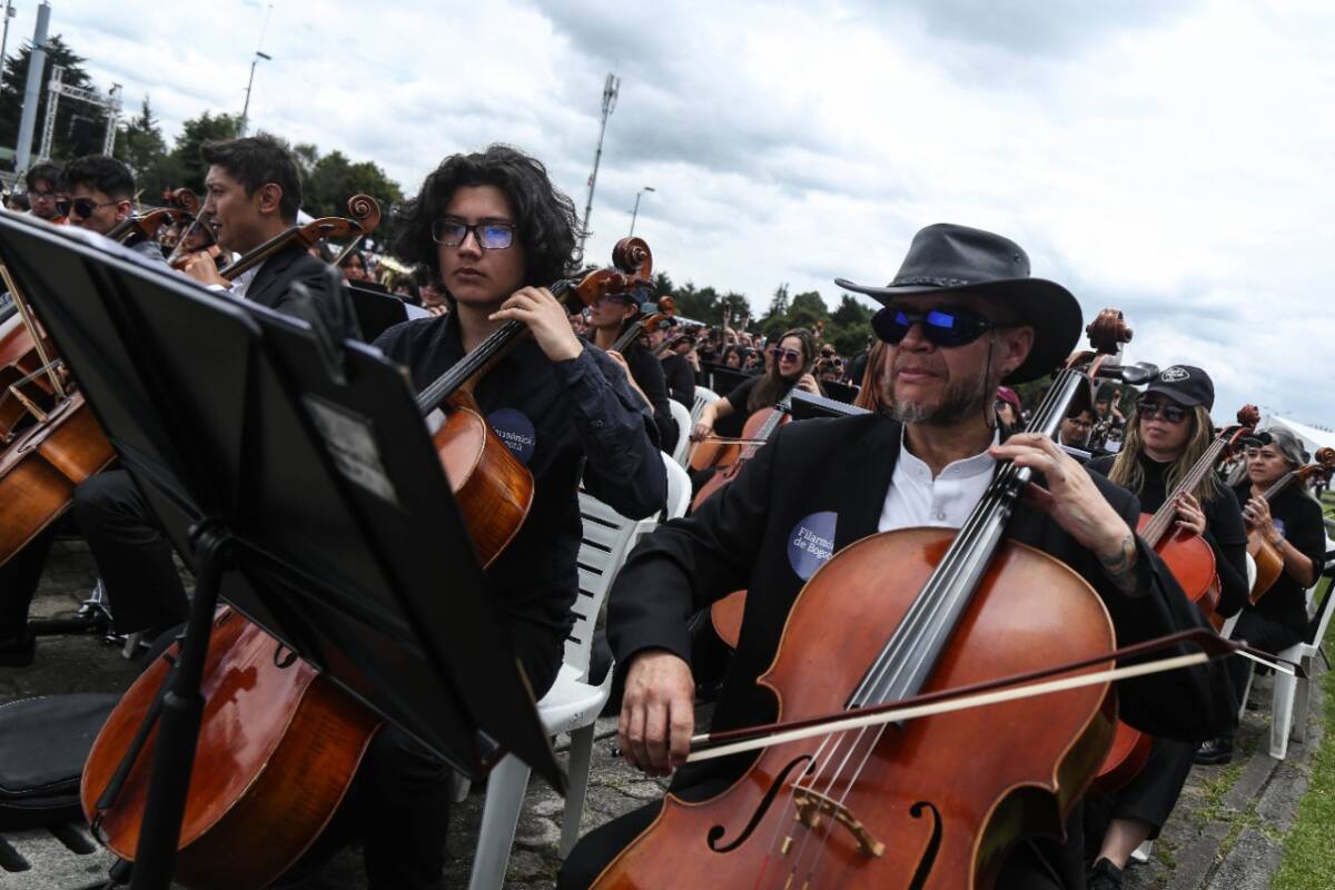 Filarmónica de Bogotá hizo el concierto más grande del mundo La Filarmónica de Bogotá hizo posible el magno evento en el que reunieron 16.000 artistas entre músicos y coristas de todas las edad en un solo escenario, el Parque Metropolitano Simón Bolívar.