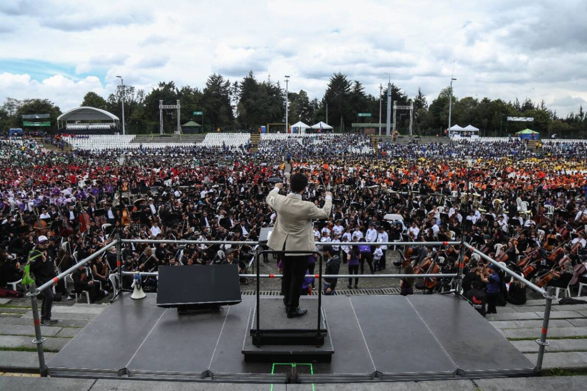 Filarmónica de Bogotá hizo el concierto más grande del mundo La Filarmónica de Bogotá hizo posible el magno evento en el que reunieron 16.000 artistas entre músicos y coristas de todas las edad en un solo escenario, el Parque Metropolitano Simón Bolívar.
