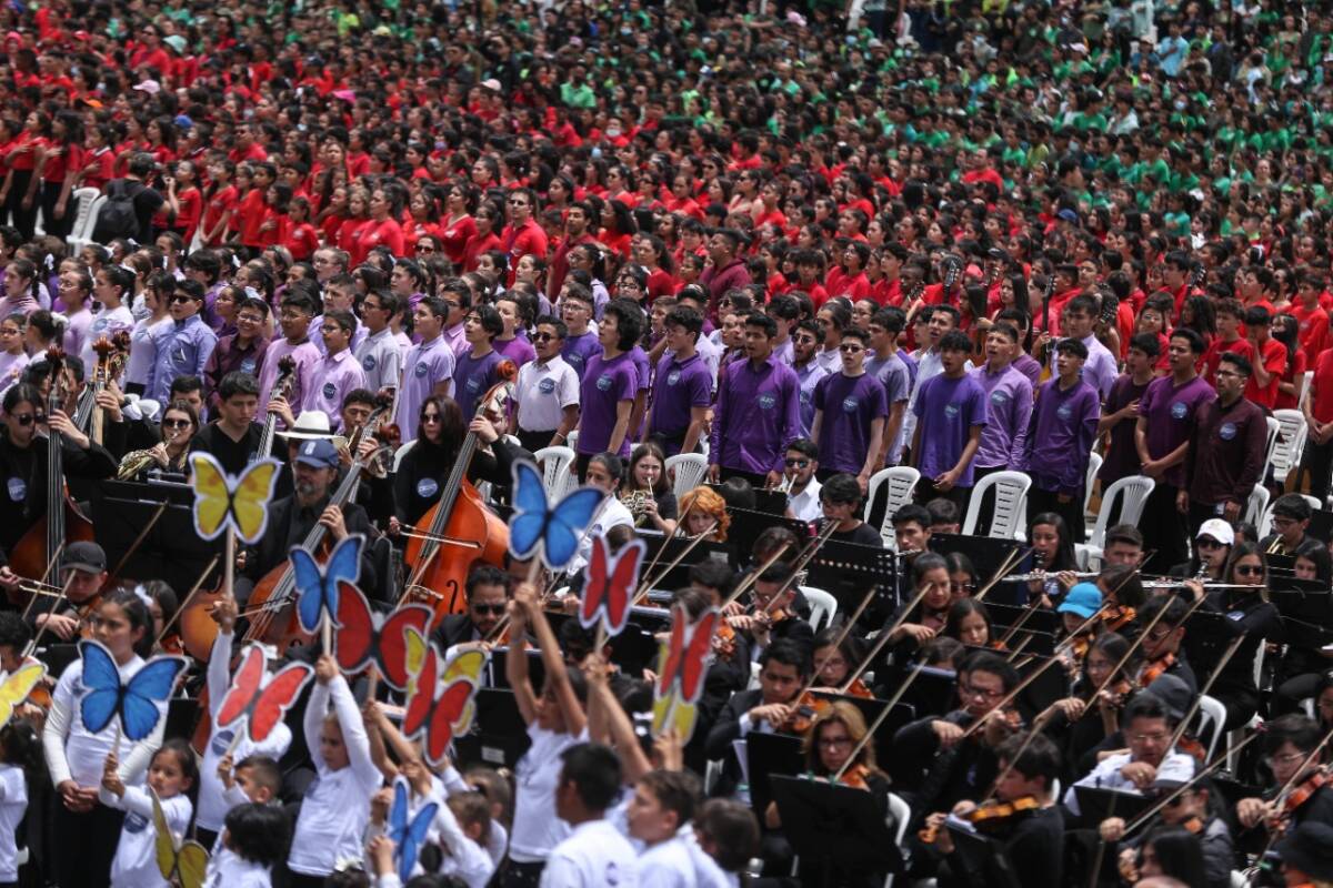 Filarmónica de Bogotá hizo el concierto más grande del mundo La Filarmónica de Bogotá hizo posible el magno evento en el que reunieron 16.000 artistas entre músicos y coristas de todas las edad en un solo escenario, el Parque Metropolitano Simón Bolívar.