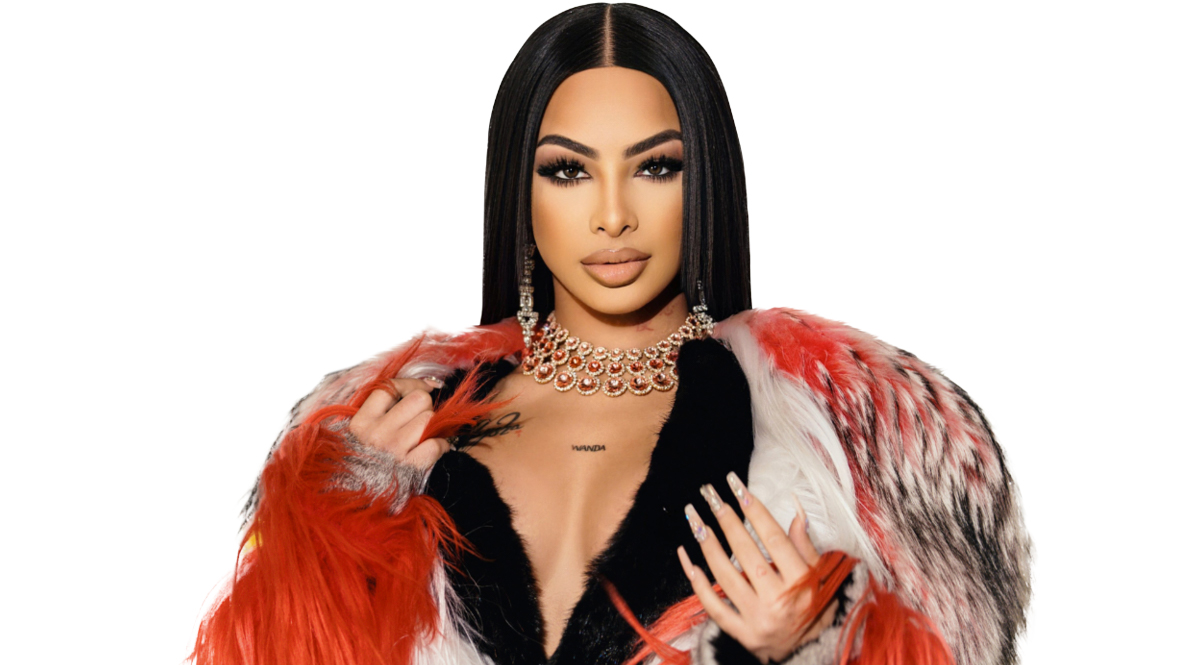 Yailin recibe críticas por su nuevo procedimiento estético La rapera dominicana Yailin, quien actualmente es pareja del cantante Anuel, ha acaparado la atención de los medios de comunicación de diferentes países, no solo por su rivalidad con la cantante paisa Karol G, sino también por sus escándalos.