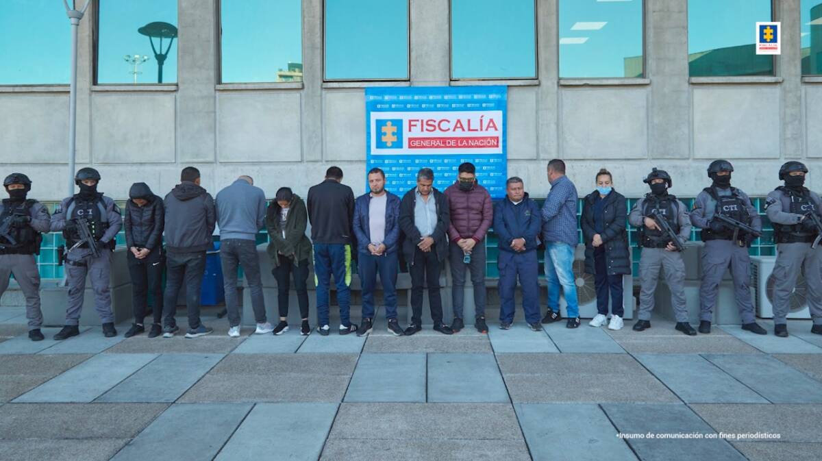 Judicializaron a 'Los de Rionegro' La Fiscalía General de la Nación logró judicializar a 18 presuntos integrantes de la banda conocida como ‘Los de Rionegro’, un grupo delincuencial organizado que es señalado de suplantar clientes en entidades financieras para robar dinero. Los integrantes de la banda habrían hurtado durante dos años al menos 3.190 millones de pesos de cuentas bancarias de Bogotá, Cundinamarca, Bolívar, Cauca y Valle del Cauca.