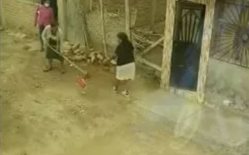 A escobazos: dos abuelitas se agarraron y se volvieron virales   En la plataforma de TikTok, dos abuelitas que estaban barriendo el frente de su casa, terminaron agarradas luego de que ambas se echaran la tierra la una a la otra.