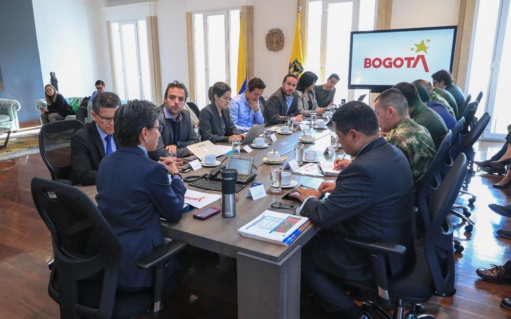 516 delitos se cometen al día en Bogotá Pasadas las 6:30 de la tarde inició, en la Alcaldía de Bogotá, el Consejo de Seguridad liderado por el presidente de la República, Gustavo Petro, ante la ola de inseguridad que se presenta en la ciudad.