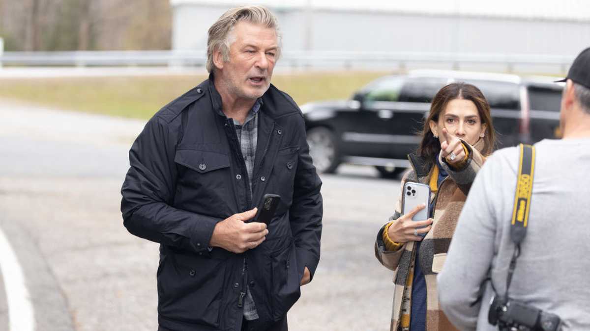 Actor que había disparado por accidente, sí apretó el gatillo: FBI 1 Actor que había disparado por accidente, sí apretó el gatillo: FBI El FBI concluyó que el actor Alec Baldwin apretó el gatillo de la pistola con la que mató accidentalmente a la directora de fotografía Halyna Hutchins durante el rodaje de la película “Rust”, lo que contradice la versión del actor, quien sostiene que no accionó el arma.