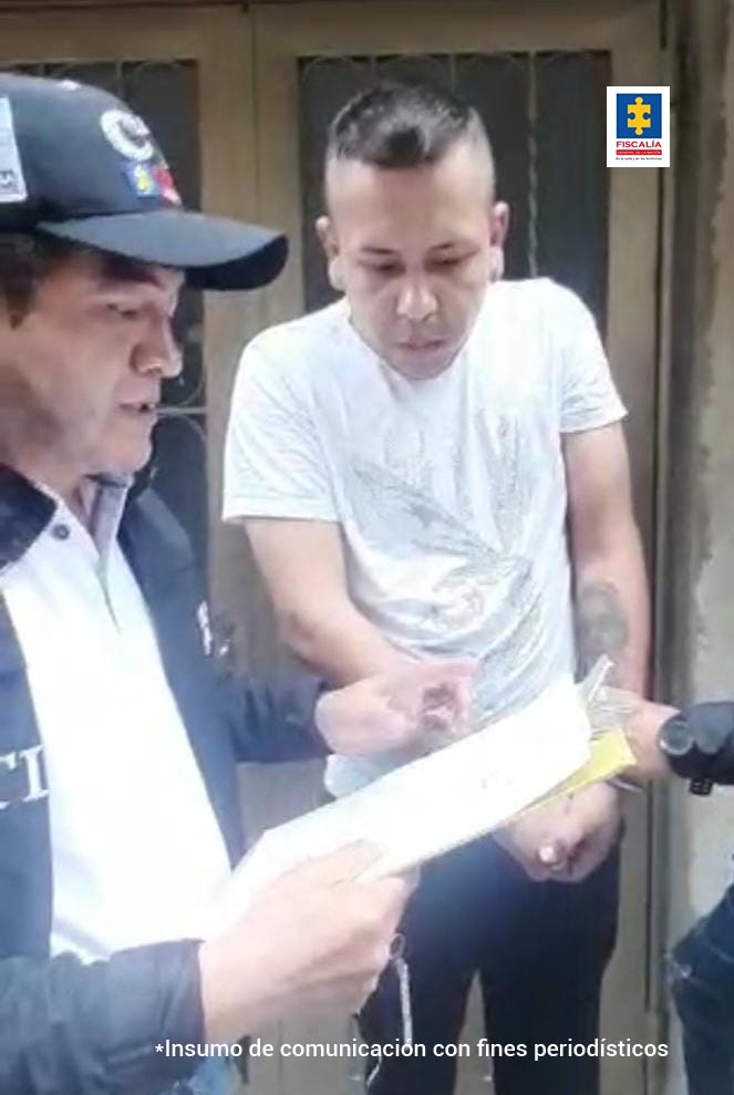 A la cana 'Payaso', señalado cabecilla de banda que drogaba a víctimas para robarlas En las últimas horas la Fiscalía General de la Nación, logró que un juez de control de garantías enviara a prisión a Briam Stiv Patiño Ordoñez, alias 'Payaso', señalado de ser el cabecilla de la temida banda delincuencial conocida como 'Las Tomaseras', que sería la responsable de hurtos y secuestros en Bogotá.