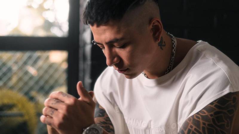 EN VIDEO: Andy Rivera lloró en pleno concierto al cantar 'Alguien me gusta' El cantante de música urbana Andy Rivera, durante un reciente concierto que dio en Australia, se puso a llorar en plena presentación mientras interpretaba una de sus canciones más conocidas, 'Alguien me gusta'.