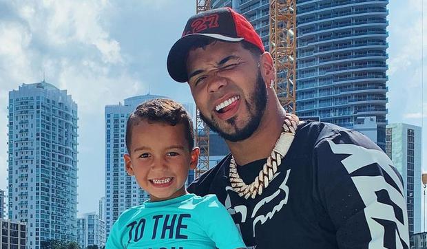 Anuel podría perder la custodia de su hijo mayor por "irresponsable" El cantante de música urbana Anuel nuevamente está en una polémica, pues una de sus ex parejas con la que tuvo un hijo lo está demandado para quitarle la custodia del menor.