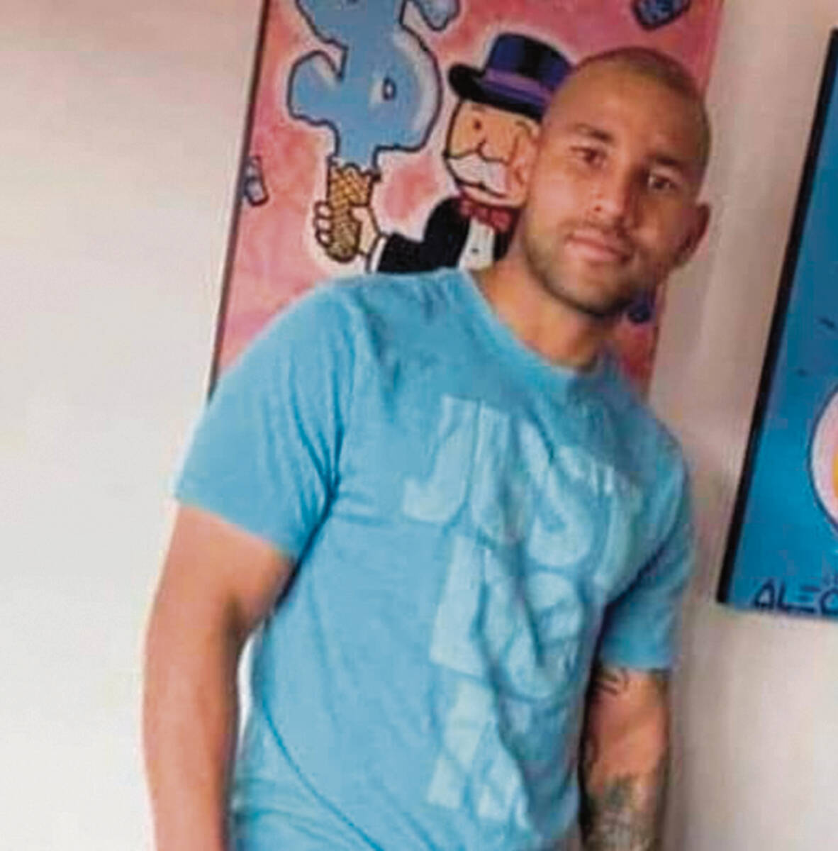 Barbero fue ultimado mientras trabajaba en Antonio Nariño 2 Barbero fue ultimado mientras trabajaba en Antonio Nariño “Yo escuché más de cinco disparos, seguramente el sicario le descargó toda el arma porque escuchamos varios tiros. Muy triste, este barrio se está volviendo muy complicado. No lo conocí mucho, pero el finado era un duro para jugar fútbol”, fueron las palabras de un comerciante del barrio Villa Mayor (en Antonio Nariño) al que Q’HUBO le indagó a propósito de un homicidio que sucedió al finalizar la tarde del sábado en una barbería del sector.