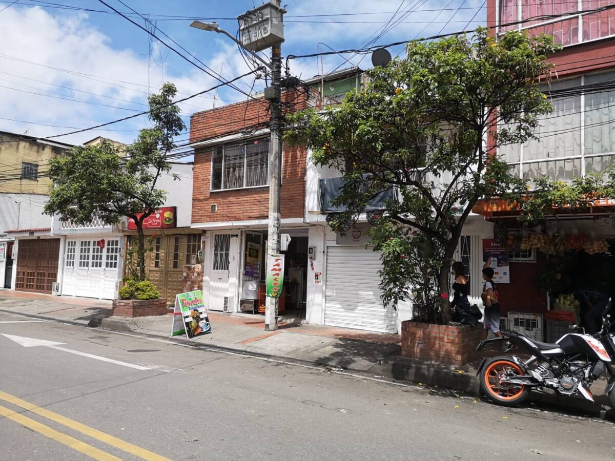 Barbero fue ultimado mientras trabajaba en Antonio Nariño 1 Barbero fue ultimado mientras trabajaba en Antonio Nariño “Yo escuché más de cinco disparos, seguramente el sicario le descargó toda el arma porque escuchamos varios tiros. Muy triste, este barrio se está volviendo muy complicado. No lo conocí mucho, pero el finado era un duro para jugar fútbol”, fueron las palabras de un comerciante del barrio Villa Mayor (en Antonio Nariño) al que Q’HUBO le indagó a propósito de un homicidio que sucedió al finalizar la tarde del sábado en una barbería del sector.