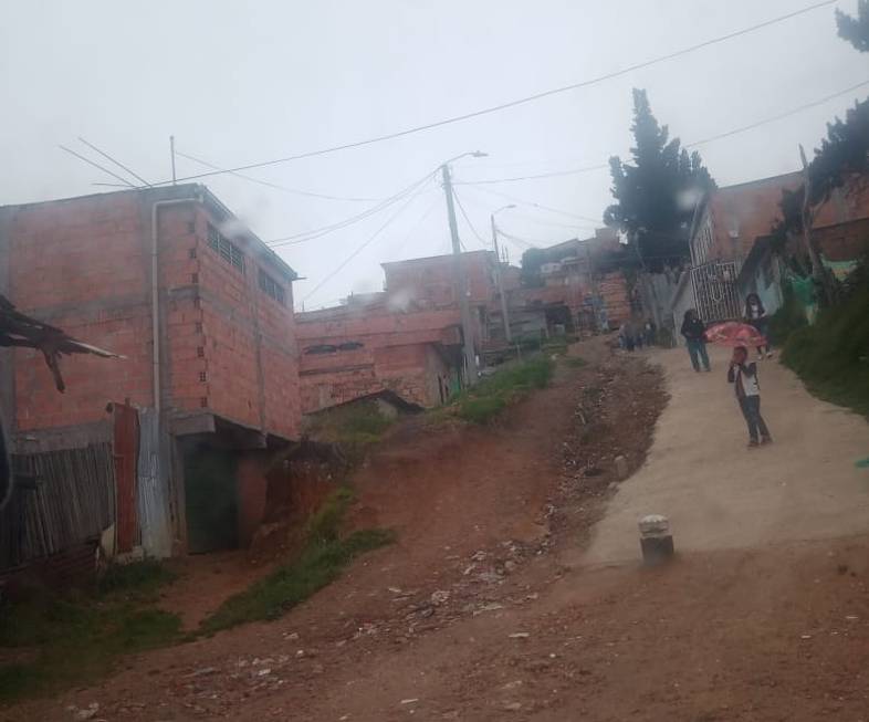 Asesinan a Luis en Soacha 2 Asesinan a Luis en Soacha “Algunos vecinos alcanzaron a ver a la policía, en ese momento como era de noche, muchos no pusieron atención, pero decían que habían encontrado a un hombre y ya luego fue que nos enteramos que le habían disparado a un tal Luis”, relató una mujer de este sector.