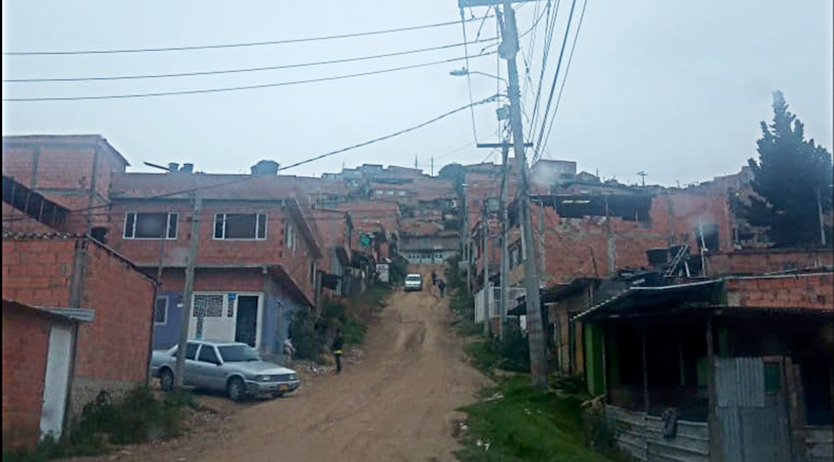Asesinan a Luis en Soacha “Algunos vecinos alcanzaron a ver a la policía, en ese momento como era de noche, muchos no pusieron atención, pero decían que habían encontrado a un hombre y ya luego fue que nos enteramos que le habían disparado a un tal Luis”, relató una mujer de este sector.