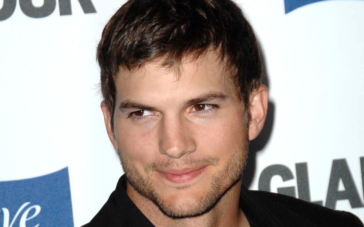 El actor Ashton Kutcher, reveló que sufrió enfermedad que lo dejó sin poder ver, escuchar y caminar 1 El actor Ashton Kutcher, reveló que sufrió enfermedad que lo dejó sin poder ver, escuchar y caminar El reconocido actor de 44 años Ashton Kutcher reveló que sufrió una extraña enfermedad que lo dejó sin poder ver, caminar y escuchar.