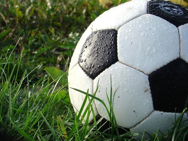 ¡Tremendo escándalo! jugadores de fútbol hicieron apuesta que terminó en relación íntima 1 ¡Tremendo escándalo! jugadores de fútbol hicieron apuesta que terminó en relación íntima Unos jugadores de fútbol protagonizaron una bochornosa escena en Australia, tras haber hecho una apuesta y terminar teniendo una relación íntima en pleno bar, ante la mirada de varias personas que se encontraban en el lugar.