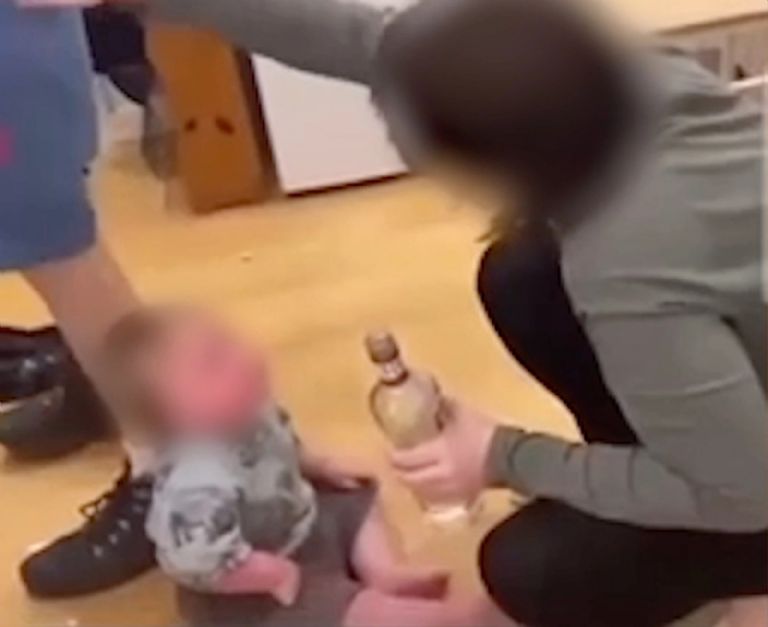 Pareja es arrestada por darle licor a su bebé 2 Pareja es arrestada por darle licor a su bebé A través de redes sociales la pareja subió un video en el que mostraron cómo le daban licor a su bebé.