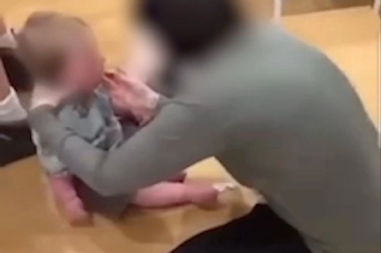 Pareja es arrestada por darle licor a su bebé 1 Pareja es arrestada por darle licor a su bebé A través de redes sociales la pareja subió un video en el que mostraron cómo le daban licor a su bebé.