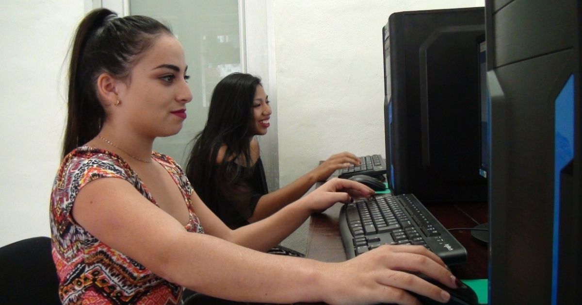 Becarán a mujeres desempleadas De hecho, dentro la convocatoria, Ubits resalta que aquellas mujeres que logren calificaciones destacadas dentro de las actividades de los cursos, serán tenidas en cuenta para que sus perfiles lleguen a empresas de la talla de Adecco, Ramo, Falabella o Sodimac Corona, que actualmente buscan talentos para crecer. Como resalta Martha Forero, de Ubits, “la educación es la llave para eliminar las brechas que vivimos en Colombia. Estas becas tendrán el objetivo de ayudarles a las mujeres a encontrar un trabajo o a conseguir uno mejor”.