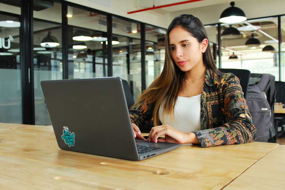 Becarán a mujeres desempleadas De hecho, dentro la convocatoria, Ubits resalta que aquellas mujeres que logren calificaciones destacadas dentro de las actividades de los cursos, serán tenidas en cuenta para que sus perfiles lleguen a empresas de la talla de Adecco, Ramo, Falabella o Sodimac Corona, que actualmente buscan talentos para crecer. Como resalta Martha Forero, de Ubits, “la educación es la llave para eliminar las brechas que vivimos en Colombia. Estas becas tendrán el objetivo de ayudarles a las mujeres a encontrar un trabajo o a conseguir uno mejor”.