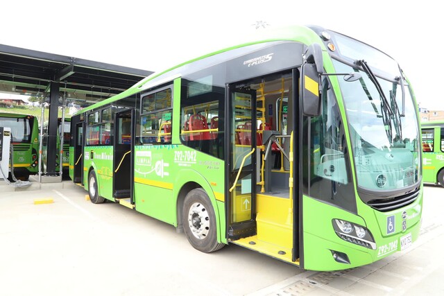 Bogotá estrenará 299 buses eléctricos 1 Bogotá estrenará 299 buses eléctricos El Gobierno Distrital de Bogotá inauguró una nueva flota de 229 buses eléctricos del Sistema Integrado de Transporte Público, los cuales se suman a los otros 1.290 buses cero emisiones con los que cuenta la capital del país.