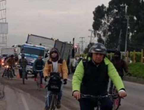 Cientos de personas atascadas en monumental trancón de la Calle 80 A esta hora se registra trancón en la salida de la calle 80 luego que en horas de la madrugada se presentara el volcamiento de un camión.