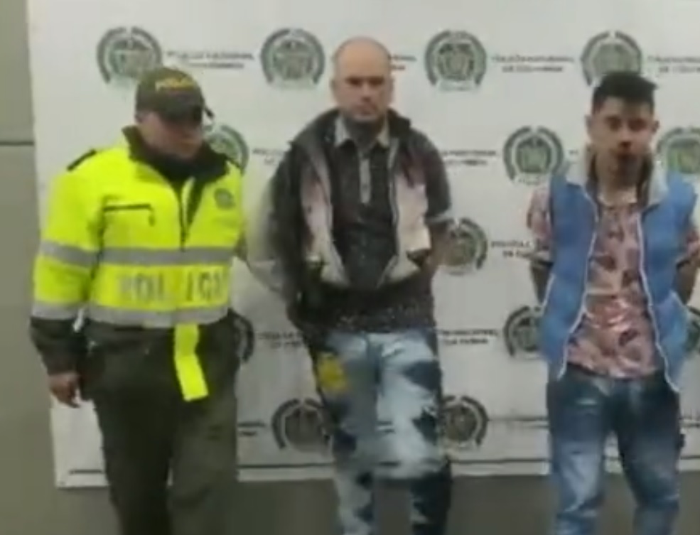 Capturados señalados de robar y apuñalar a taxista en Ciudad Bolívar 1 Capturados señalados de robar y apuñalar a taxista en Ciudad Bolívar La Policía Metropolitana de Bogotá informó que en las últimas horas se logró la captura de dos sujetos señalado de apuñalar y robar a un conductor de taxi en la localidad de Ciudad Bolívar.