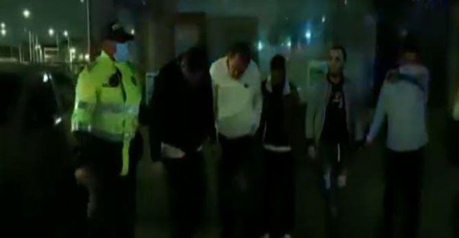 Policía impidió que cinco hombres secuestraran a una joven en Bosa En la localidad de Bosa las autoridades lograron impedir que una joven de 17 años de edad fuera secuestrada por cinco hombres.